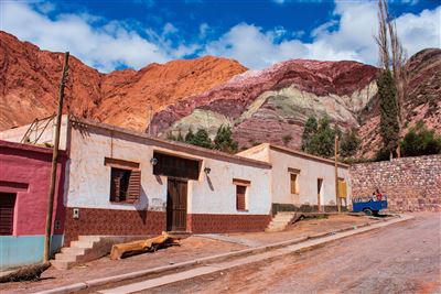 Haus vor dem roten Berg